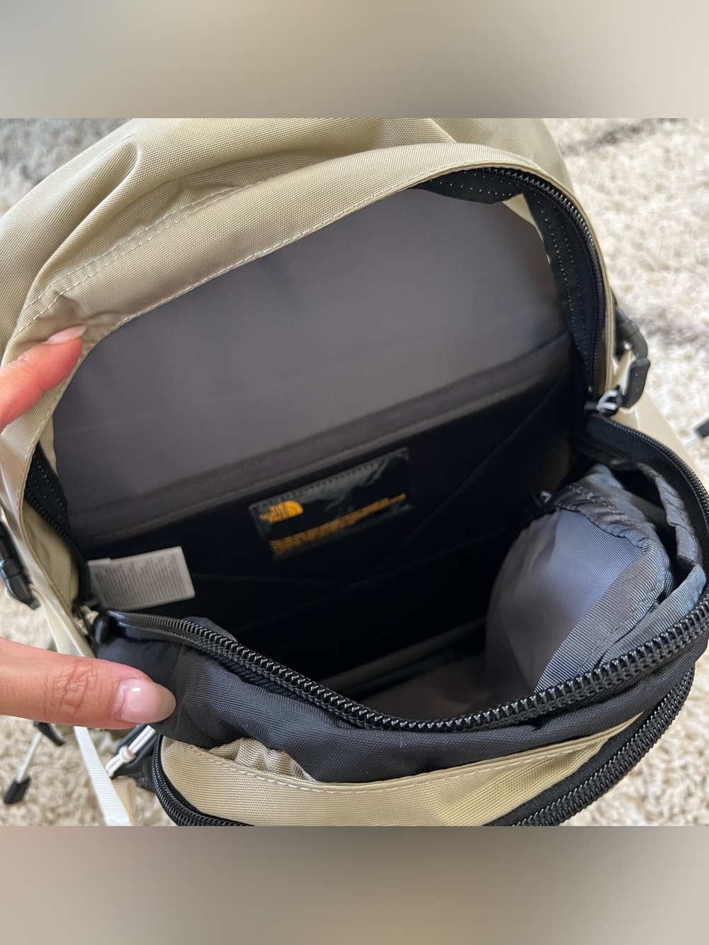đź–¤NWTđź–¤ THE NORTH FACE Hot Shot Backpack Black Beige - Picture 7 of 11